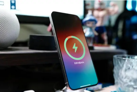 鄯善苹果15换屏服务分享用什么充电器给iPhone15充电更好 